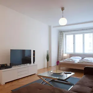 dlouha-14a-old-town-apartment.praguehotelsweb.com/